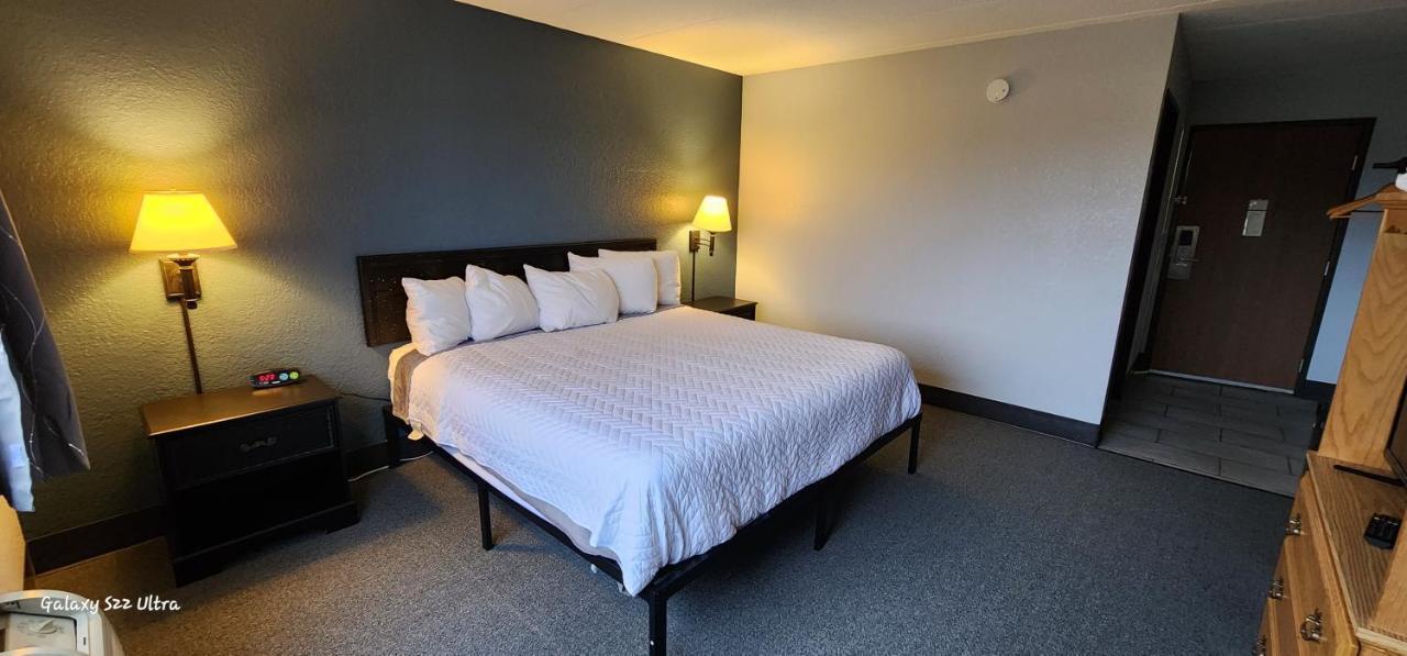 The Oasis Hotel & Bar Sheboygan Falls Buitenkant foto
